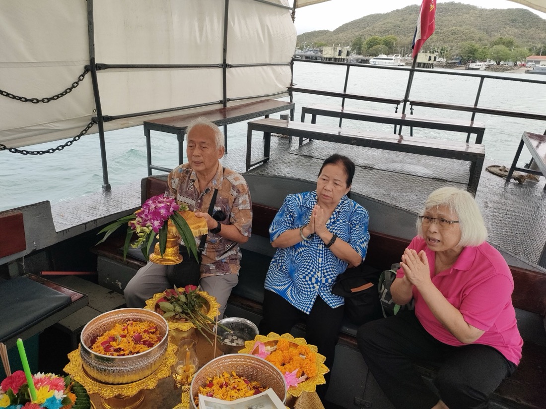ครอบครัวประกอบพิธีขอขมาแม่นางเรือ